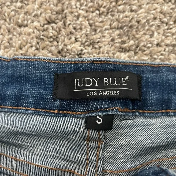 Women’s Judy Blue Raw Hem Distressed Shorts Size S - Picture 2 of 5